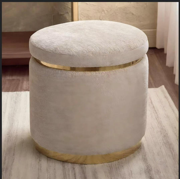 ROUND CURVY PUFF WITH GOLDEN ACCENTS